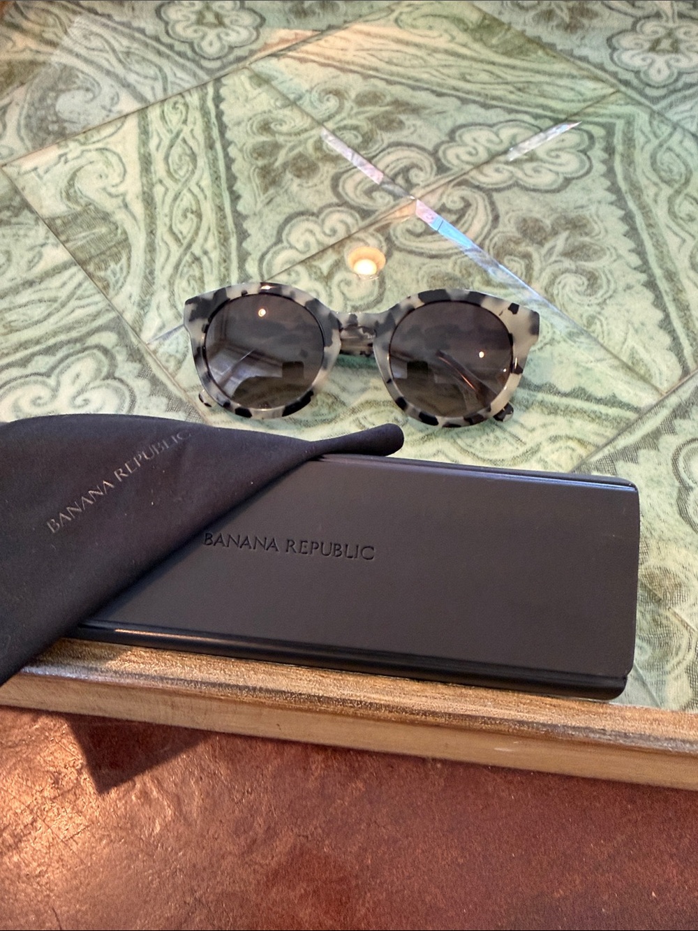 Banana Republic -Tortoiseshell Round Sunglasses - Picture 3 of 7
